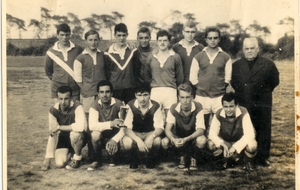 Terrain du chateau de Genech
en haut:
Guy Pointeau,Bernard Descamps,??,Louis Lemaire,Jacques Dancoisne,Alain Van den driessche,Nadé Lemaire,Jules Brienne
en bas:
Jean René Duthoit,Jean Claude Carlier,?,?,Gaston Droulez