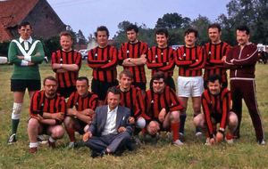 Inauguration Stade rue de la Croix
en haut:
Henri Devaux,Gérard Dubois,Gilbert Debarge,Yves Olivier,Christian Descatoires, Jacques Dancoisne, ?, Jean Claude Dancoisne
en bas
Nadé Lemaire,Henri Minet,Louis Lemaire,Jacques Dumoulin Gaston Droulez.devant: Bernard Boulanger