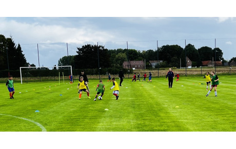 Les petits footeux ( euses ) ont apprécié le gazon ….