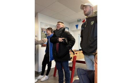 Plus que supporter , il échange avec le coach …